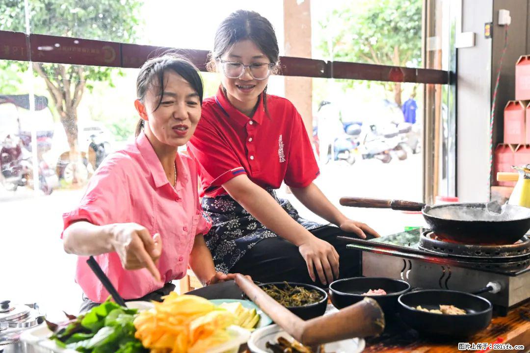 全网追的“扁担女孩”,找了一份暑假工,时薪12元 - 鄂州生活资讯 - 鄂州28生活网 ez.28life.com