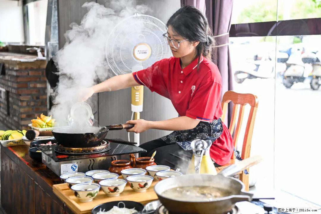 全网追的“扁担女孩”,找了一份暑假工,时薪12元 - 鄂州生活资讯 - 鄂州28生活网 ez.28life.com